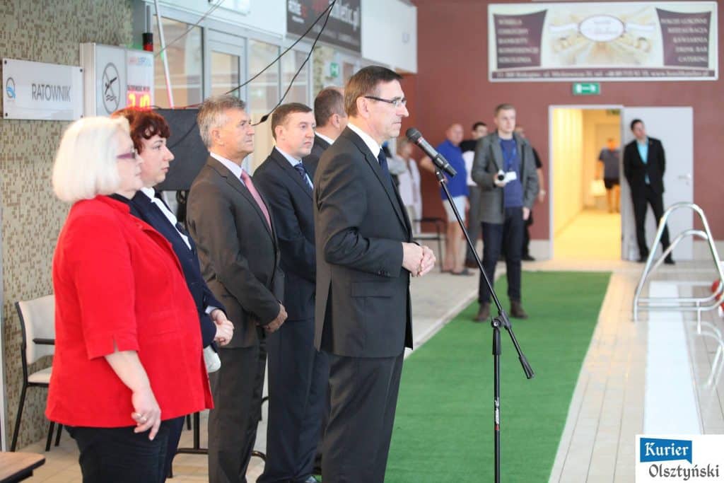 Uczestnicy i organizatorzy mitingu pływackiego w Aquasferze podczas przemówienia na rozpoczęcie zawodów.