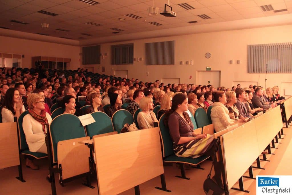 Widownia w Auditorium Maximum podczas inauguracji BabaFest, wśród nich Magda Umer.