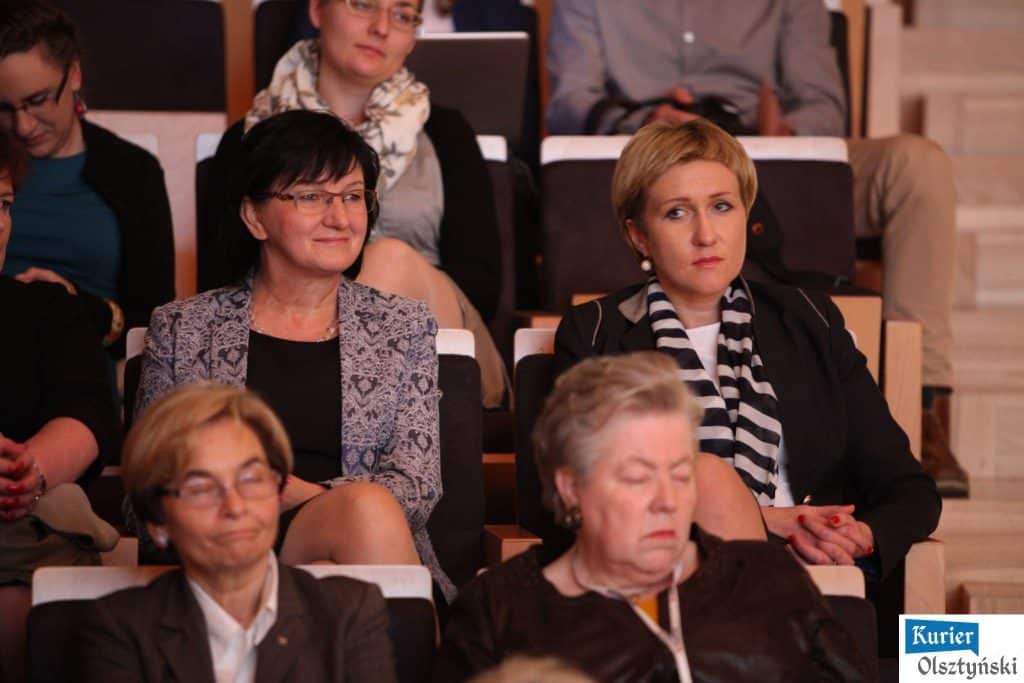 Grupa kobiet siedzi na sali podczas kongresu w Filharmonii w Olsztynie.