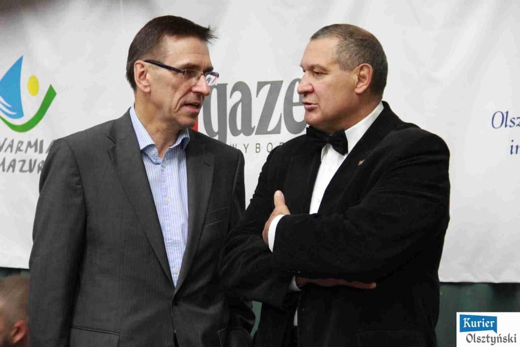 Medalista olimpijski i prezydent miasta rozmawiają podczas wydarzenia bokserskiego w Olsztynie.