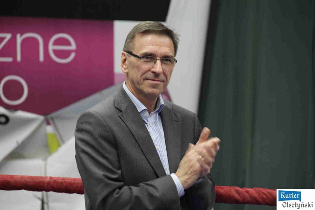 Medalista olimpijski i sędzia podczas wydarzenia bokserskiego w hali OSiR-u w Olsztynie, obserwuje walkę.