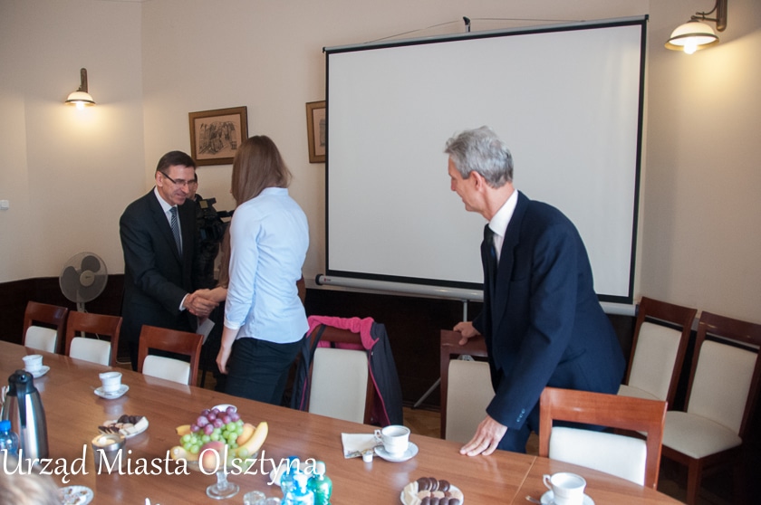 Spotkanie młodej medalistki z władzami w sali konferencyjnej ratusza, na stole słodycze i napoje.