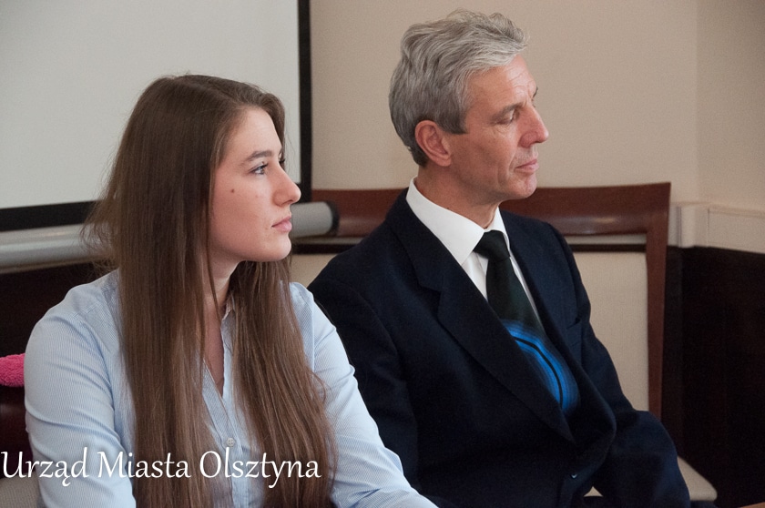Piotr Grzymowicz i złota medalistka podczas spotkania w ratuszu w Olsztynie.