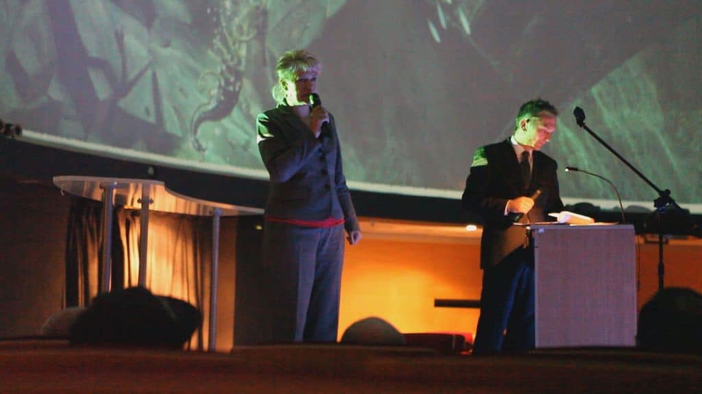 Kobieta i mężczyzna na scenie podczas festiwalu BlueBox 2013 w Olsztynie, mówią do mikrofonu.