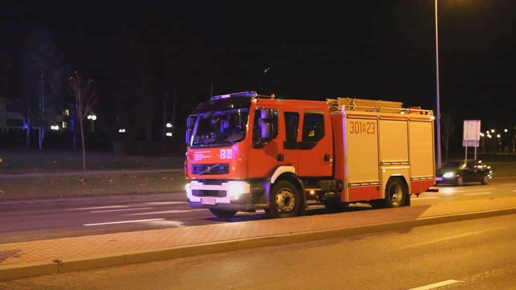Straż pożarna na ulicy Sielskiej po kolizji, widoczny pojazd ratowniczy na tle ciemnej ulicy.