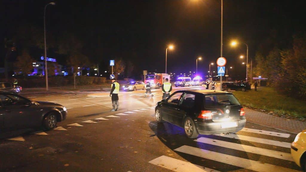Zdjęcie z nocnej kolizji na ulicy Sielskiej, z udziałem czterech samochodów i służb ratunkowych.