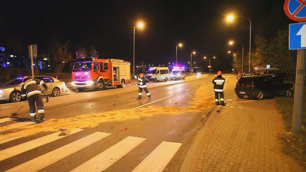 Wypadek na ulicy Sielskiej w nocy, cztery pojazdy w kolizji, na miejscu strażacy i służby ratunkowe.