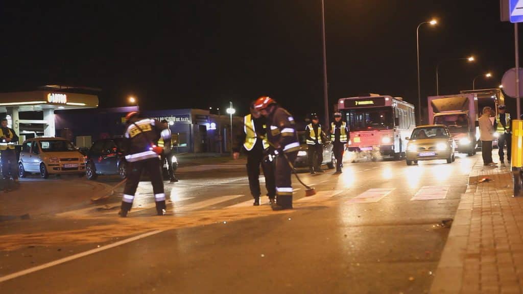 Zdarzenie na ulicy Sielskiej w nocy, uczestniczą w nim służby ratunkowe, wokół rozbitych pojazdów i zablokowanej drogi.