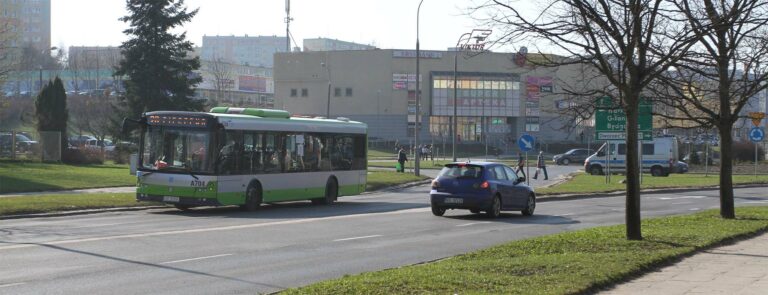 Zachwiał się i uderzył głową w autobus