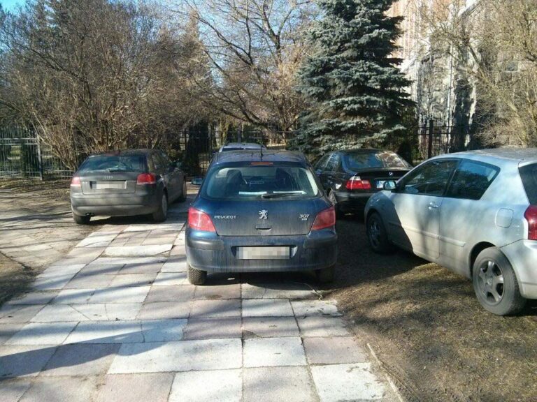 Urząd Marszałkowski: koniec z parkowaniem na chodnikach i zieleńcach wokół urzędu [FOTO]