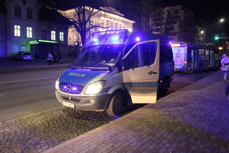 Ukradł telefon i ukrył go pod płytą nagrobną ojca