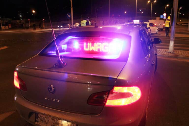 Wykorzystali chwilę nieuwagi policji i ukradli policyjny wóz