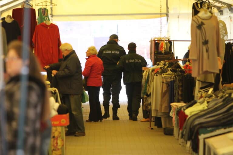 Handlarze papieros&oacute;w bez akcyzy znaleźli spos&oacute;b na celnik&oacute;w