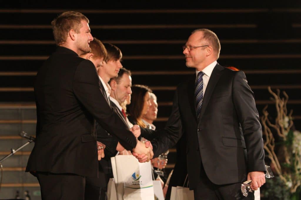 Sportowcy otrzymują odznaki podczas gali w filharmonii, oficjalne wręczenie nagród.