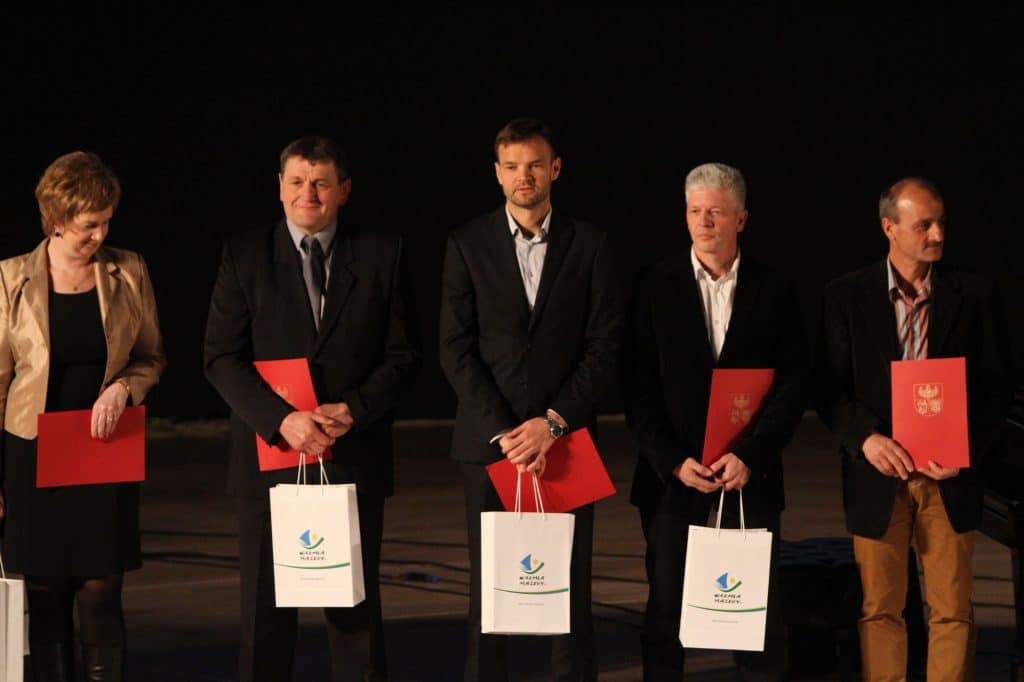 Pięciu sportowców na scenie podczas Gali Sportu 2014, trzymający dyplomy i torby z logo wydarzenia.