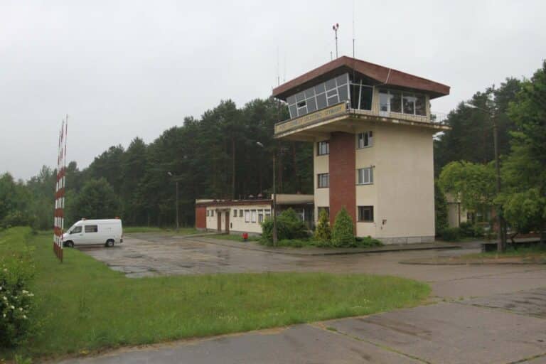 Problem w Szymanach. Gmina chce 1,5 mln zł podatku za grunty lotniska