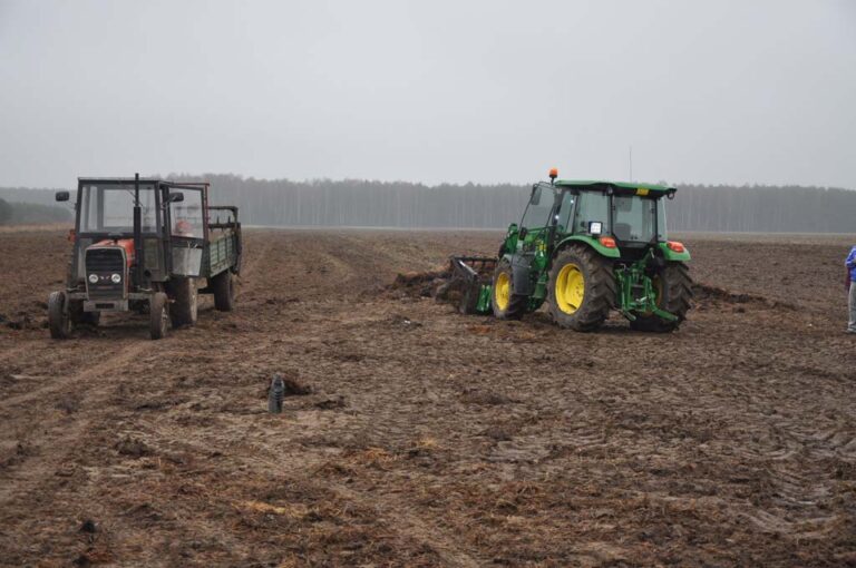 Jechał ciągnikiem na podwójnym gazie i bez wiedzy właściciela