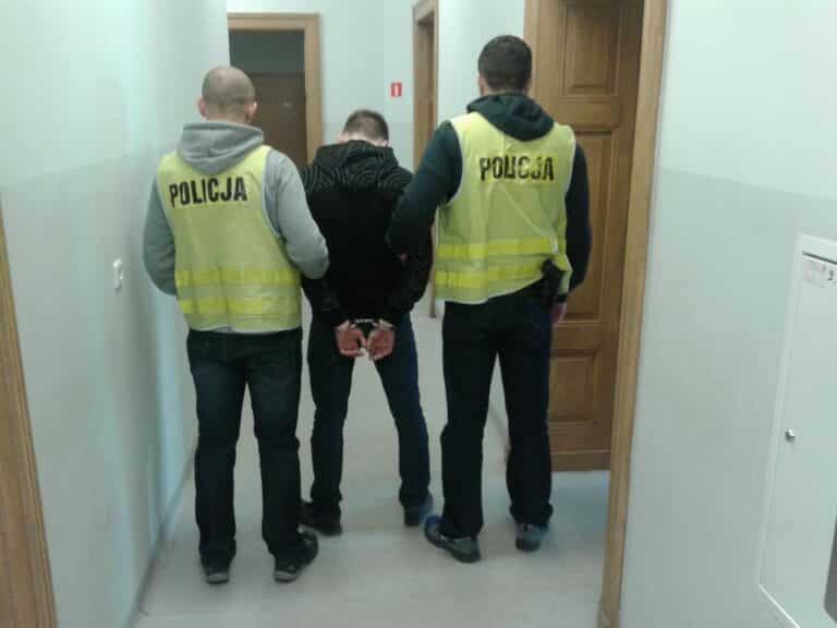 21-latek wygrażał matce z nożem w ręku