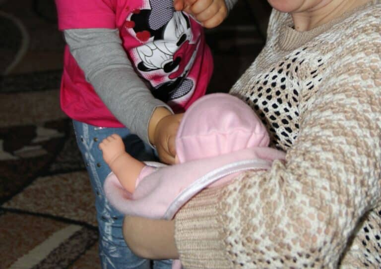 Małe dzieci pod opieką pijanych rodziców. Ojciec miał ponad 2 promile