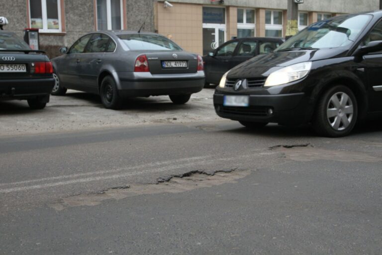 Dziury i pęknięcia, czyli drogi w Olsztynie po odwilży