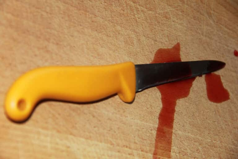 Ugodził nożem partnerkę. Policjanci wyjaśniają okoliczności zdarzenia