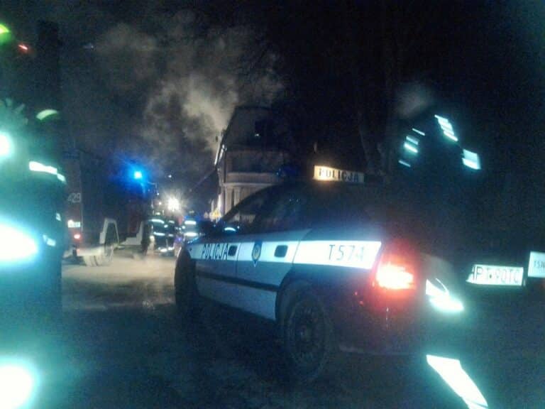 Bohaterski policjant wyniósł 64-latka z pożaru