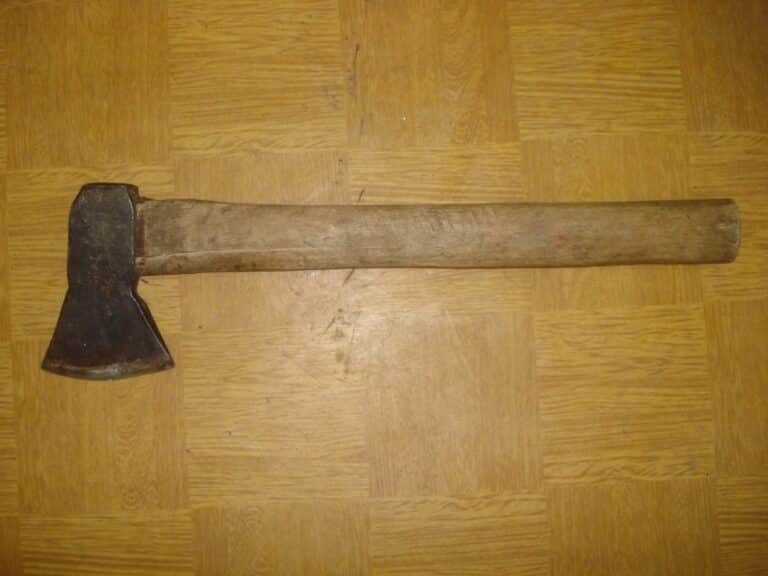 Z siekierą w łóżku