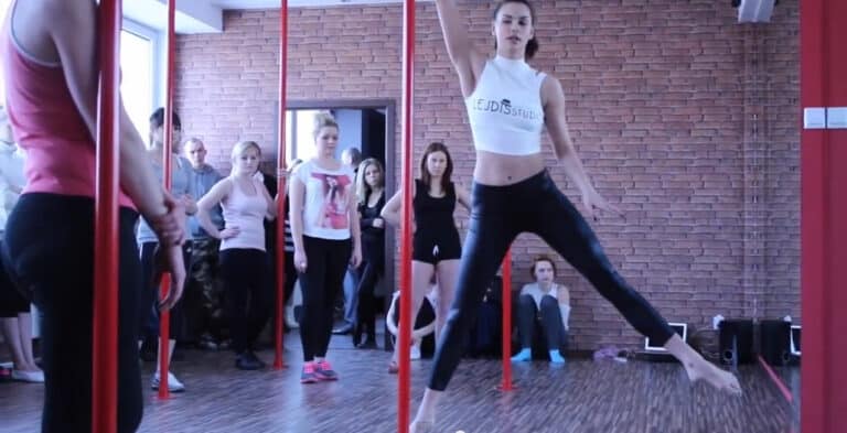 Taniec na rurze. Tam cię tego nauczą… [WIDEO]