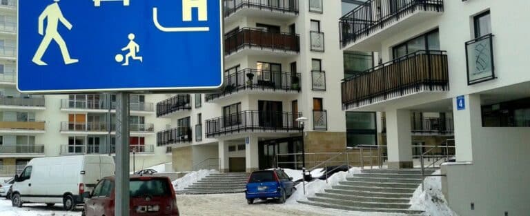 Tajemniczy mściciel kontra kierowcy, czyli setki mandat&oacute;w na Jarotach