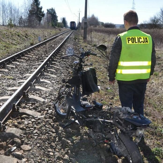 Zderzenie motorowerzysty z pociągiem. 19-latek w stanie krytycznym wypadek Olsztyn, Wiadomości, zShowcase