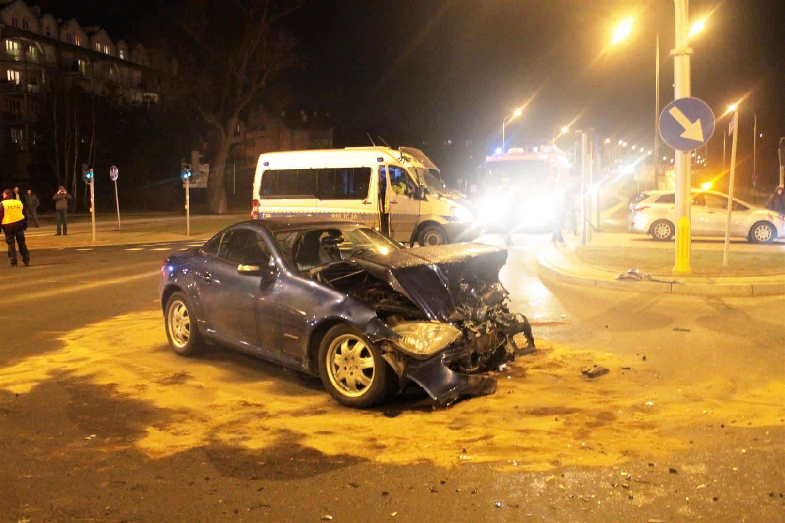 Mercedes zderzył się ze skodą na Jarotach. Cztery osoby w szpitalu [GALERIA][WIDEO] Jaroty Galerie, Olsztyn, Wideo