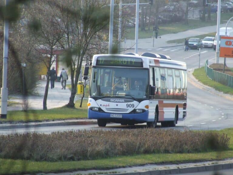 Pijana 55-latka wybiła szybę w drzwiach autobusu