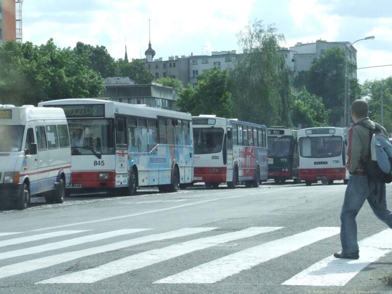 Więcej autobus&oacute;w podczas przebudowy na ulicy Sikorskiego