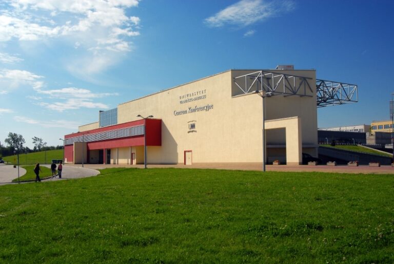 Uniwersytet odmaluje elewacje biblioteki i centrum konferencyjnego