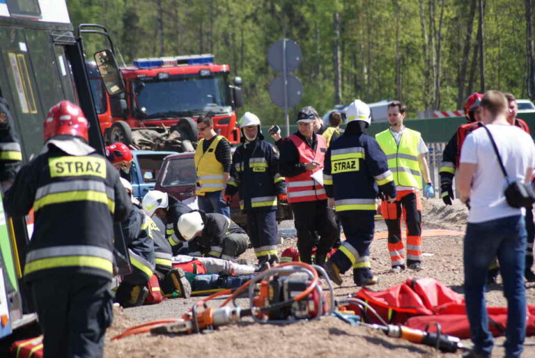 Autbus zderzył się z ciężarówką. Ćwiczenia służb ratowniczych