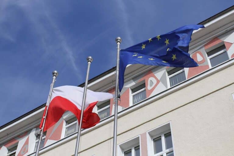 Prawie 41 proc. ankietowanych za zakończeniem sporu z UE i przyjęciem jej warunków