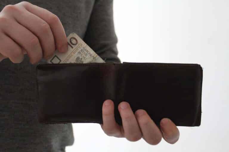 Banknoty wydrukowali w domu i kupili za nie komputer