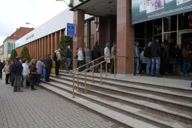 Tłumy ludzi walczyły o kolekcjonerską monetę papieską