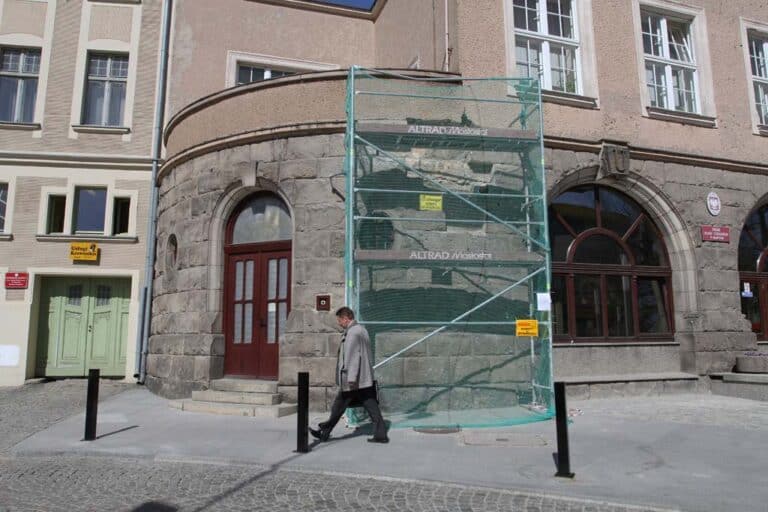 Pęknięta elewacja w ratuszu!