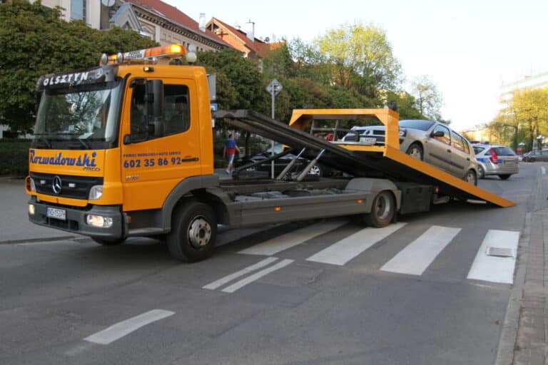 Pusty samochód zablokował ulicę w centrum