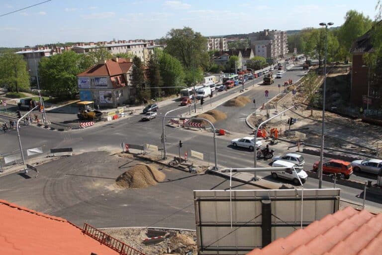 Zn&oacute;w utrudnienia na ul. Armii Krajowej. Będą wymieniać asfalt