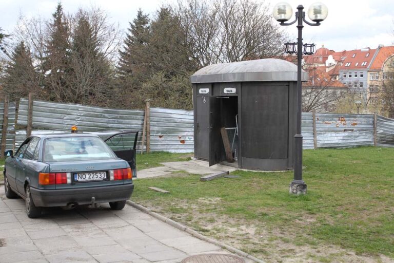 Za potrzebą do miejskiej toalety