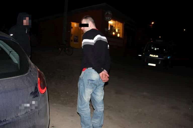 Kolejny napad na sklep. Sterroryzował sprzedawców kamieniem [FOTO]