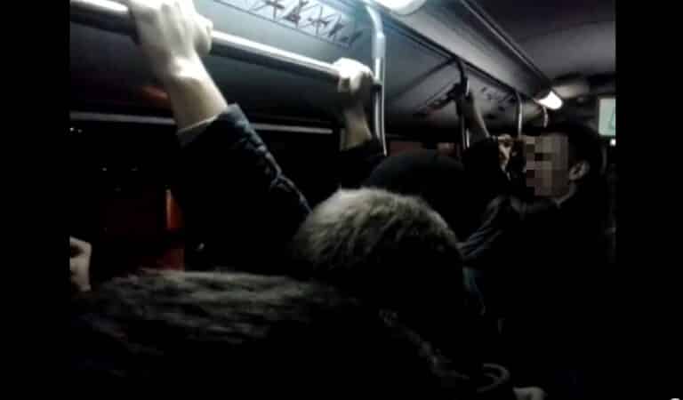 Wyszli pijani na dach nocnego autobusu. Zniszczyli szyberdach