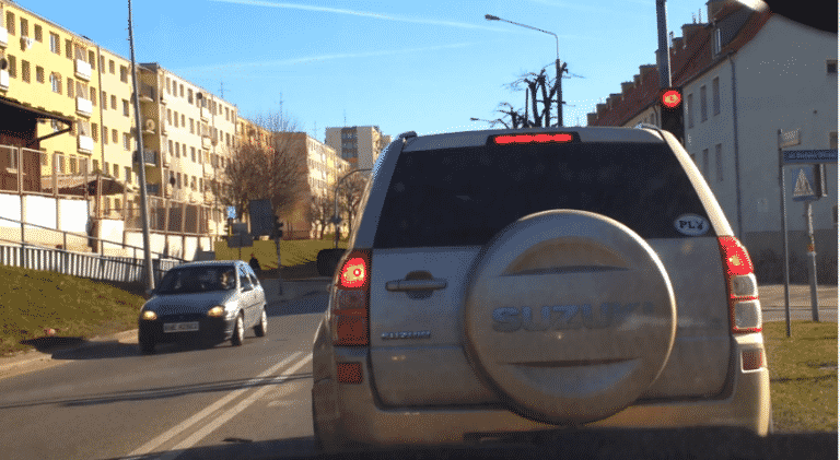 Samobójca? Pirat? Szaleniec? Zobacz śmiertelnie niebezpieczny manewr!