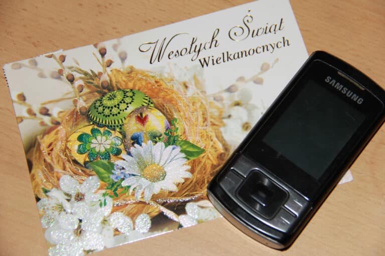 Życzenia wielkanocne &ndash; tradycyjna kartka czy zabawny sms?