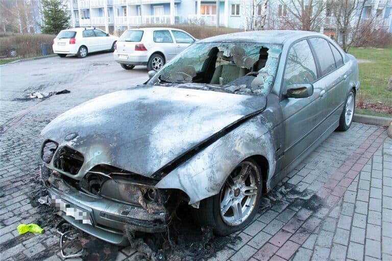 Pożar samochodu na Jarotach. Niewykluczone podpalenie