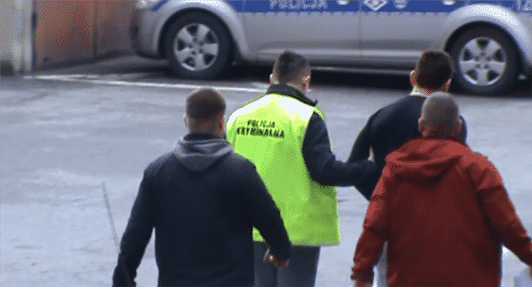 Celnik-łapówkarz pomagał przemycać papierosy