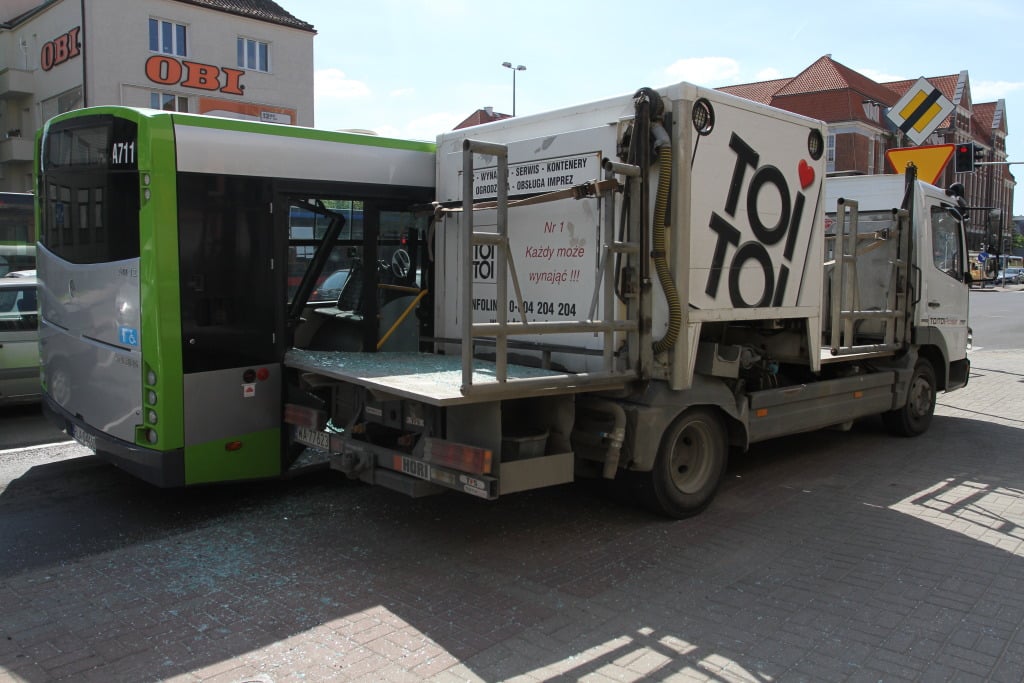 Zderzenia szambiarki i "empeka". Korki w centrum Olsztyna mpk Wiadomości