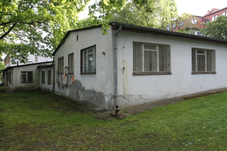 Uniwersytet wyburza budynek przy Licznerskiego